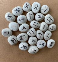 Rune Oracle en céramique dans son sac en coton