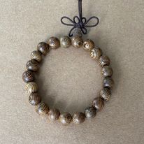Bracelet mala en perles de bois wengé. porte-bonheur taille des perles 8mm
