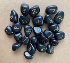 Rune Oracle en Agate noir dans son pochon en velours