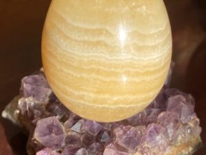 Magnifique Oeuf en Calcite jaune